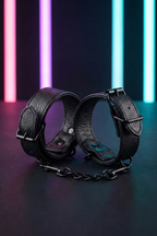 Menottes simili cuir grainé noir Fetish Tentation boucle réglable chaîne métallique noire mate unisexe BDSM bondage