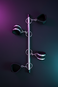 Barre soumission 4 menottes Fetish Tentation métal chromé anneaux coulissants menottes rembourrées mousquetons noir BDSM domination poignets chevilles