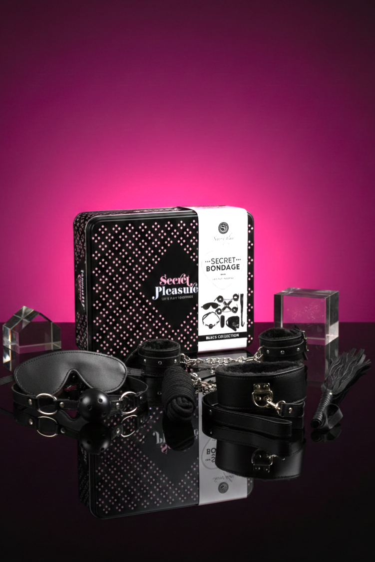 Coffret bondage Black Set Secret Play 8 accessoires noir, menottes fourrure, collier laisse, bâillon respirant, corde bondage 10m, fouet cuir vegan, boîte métal