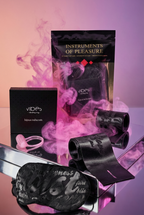 Coffret Instruments of Pleasure Bijoux Indiscrets, masque satin, menottes satin et anneau vibrant, kit initiation BDSM couple