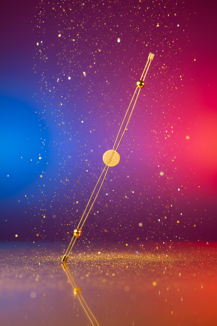 Pince à tétons bijou Contemporary Taboom métal plaqué or sans nickel, anneaux coulissants réglables, médaillon gravé, 31cm, bijou érotique minimaliste