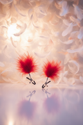 Pinces à tétons Sweet Caress Feather avec plumes de dinde rouge vif, vis de serrage réglable, embouts caoutchouc, métal sans nickel, bijou érotique