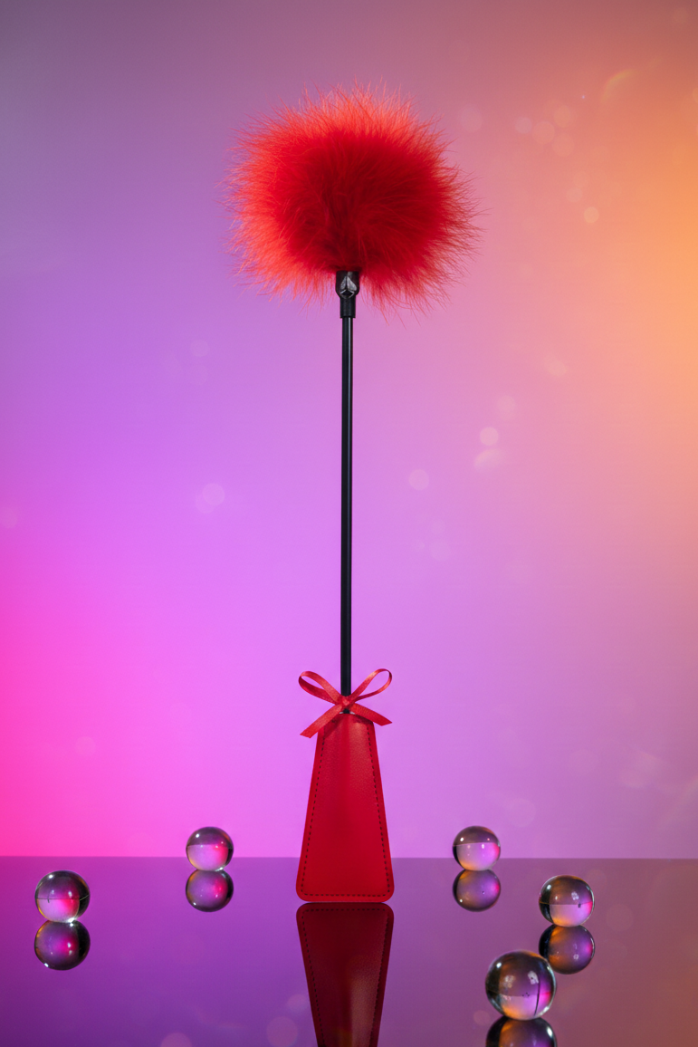 Cravache 2-en-1 Sweet Caress Feather Whip rouge, pompon plumes d'oie et tapette PVC rectangulaire, manche semi-rigide noeuds soie, domination soft 46cm