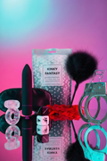 Coffret Kinky Fantasy Loveboxxx 7 accessoires, bullet vibrant, menottes acier, plumeau, bandeau satin, cockring vibrant, dés coquins, initiation BDSM couple