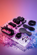 Kit BDSM Fury Alive 10 accessoires noir, menottes poignets et chevilles, collier laisse, bâillon, corde shibari, fouet, paddle, pinces tétons, dé 12 faces