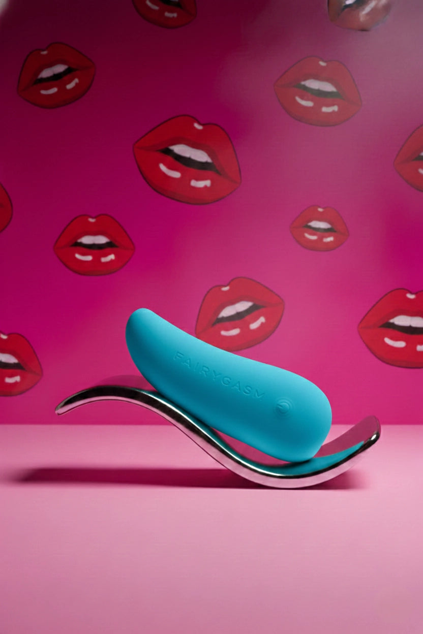 Mini vibromasseur Fairygasm ThrillLeaf bleu collection Yesyesland silicone liquide certifié FDA 10 modes vibration mode silencieux 50dB stimulation zones érogènes format voyage étanche IPX7 rechargeable USB pochette satin 9,8x4,5x2,8cm