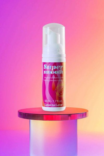 Mousse lubrifiante intime Super Smooth Love to Love 50ml, texture chantilly aérienne, base eau, sans parfum ni parabène, compatible sextoys et préservatifs, fabriquée en France