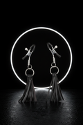 Pinces à tétons Playful Tassels Calexotics Nipple Play noir, pompons similicuir vegan, vis de serrage réglable, coussinets PVC sans phtalates, multi-usages BDSM
