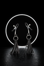 Pinces à tétons Playful Tassels Calexotics Nipple Play noir, pompons similicuir vegan, vis de serrage réglable, coussinets PVC sans phtalates, multi-usages BDSM