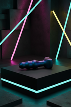 Plug anal à percussion Space Invader de Hueman en silicone doux avec 4 modes de va-et-vient et hampe nervurée
