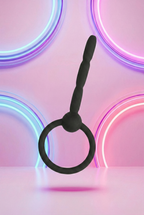 Plug urétral cockring 2 en 1 Ouch! silicone doux sans phtalates tige nervurée 7,5 cm anneau pénien diamètre 0,8 cm dilatation urétrale