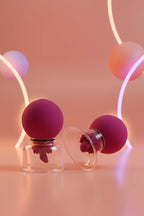 Pompe clitoridienne et tétons She.E.O succion aspiration poire rotation vibration 5 modes 2 ventouses interchangeables 4,5cm tétons 6cm clitoris silicone rechargeable USB 8x8x8cm