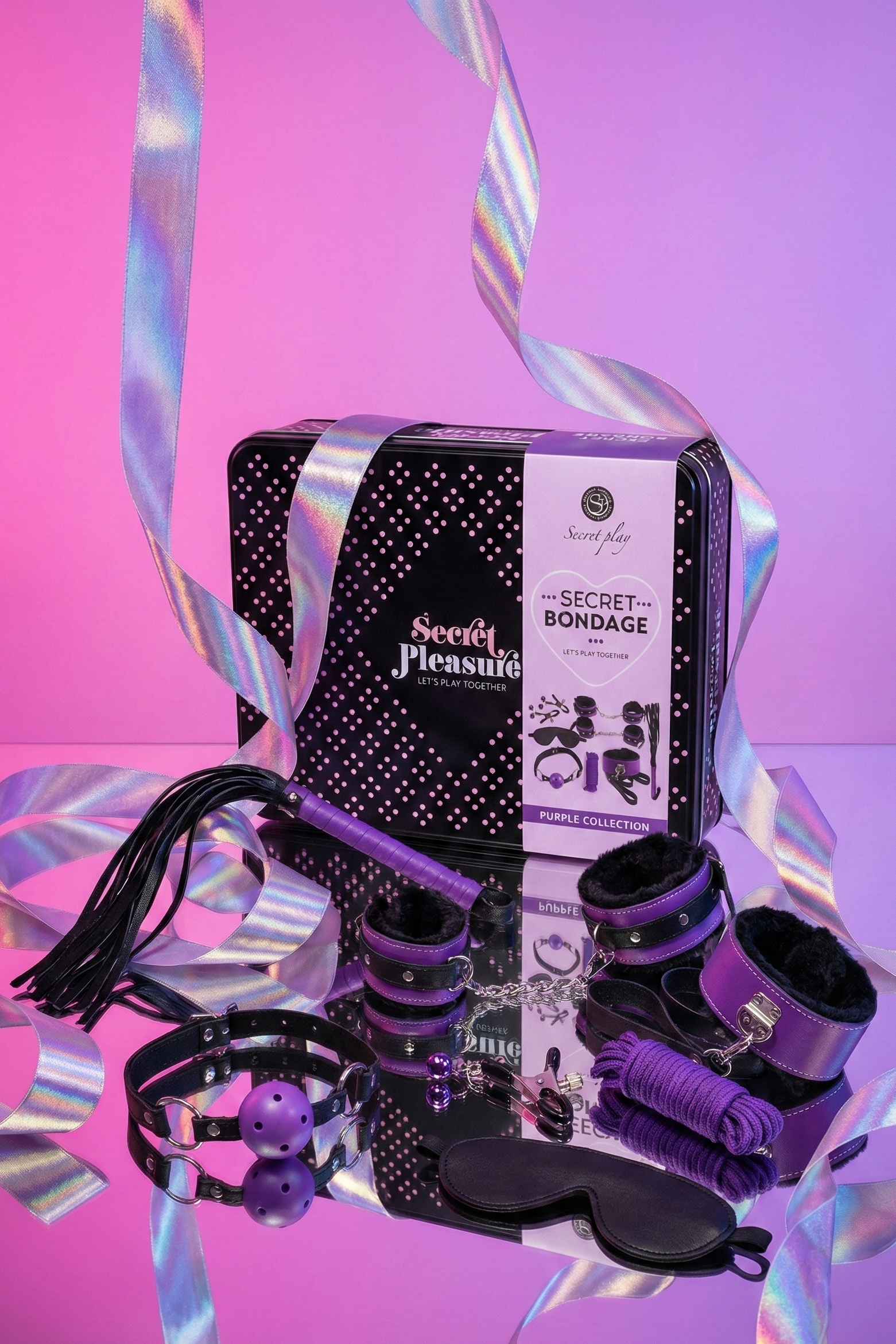Coffret bondage Purple Set Secret Play 8 accessoires violet et noir, menottes fourrure, collier laisse, bâillon respirant, corde 10m, fouet cuir vegan, boîte métal