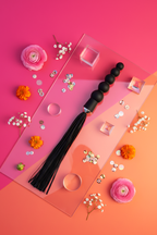 Sextoy 2-en-1 Rosary Whip Fetish Tentation, martinet 25 lanières simili cuir et chapelet silicone 5 boules croissantes 19cm, BDSM domination
