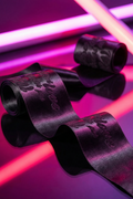 Ruban contrainte satiné brodé Silky Sensual Bijoux Indiscrets violet bordeaux 70 cm 5 cm polyester bondage doux élégant