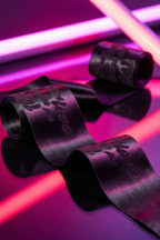 Ruban contrainte satiné brodé Silky Sensual Bijoux Indiscrets violet bordeaux 70 cm 5 cm polyester bondage doux élégant
