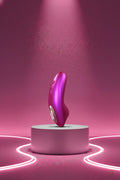 Stimulateur clitoridien Love To Love Dreamer rose iridescent berry Flapping Technology battements langue réalistes 5 modes 8 intensités 40 combinaisons télécommande LED 10m Sense Touch design ultra-plat silicone ABS étanche IPX7 rechargeable USB 10,1x3,7x3,1cm