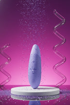 Stimulateur clitoridien Womanizer Enhance violet technologie Pleasure Air sans contact tête XL 10 niveaux air pulsé 10 niveaux vibration 1000 combinaisons silicone hypoallergénique étanche IPX7 rechargeable USB magnétique 15,8x5x5,2cm pochette rangement garantie 5 ans