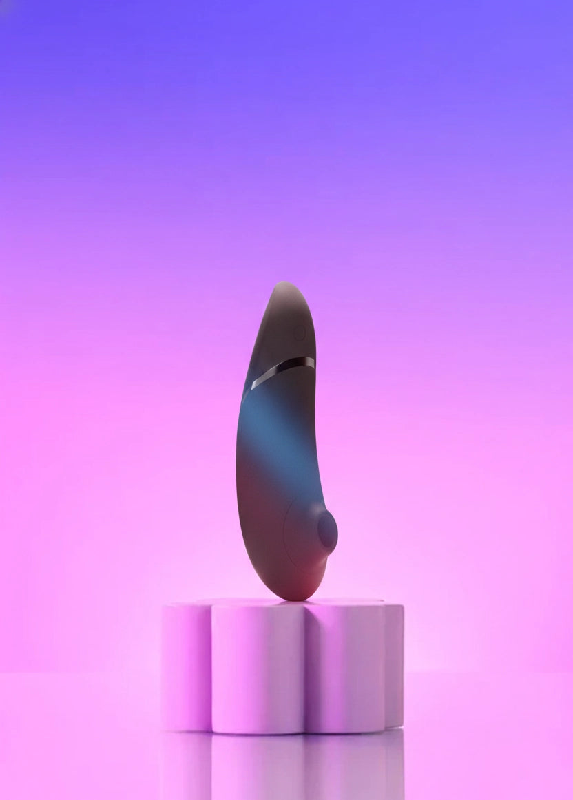 Stimulateur clitoridien premium Womanizer Next noir technologie Pleasure Air 3D sans contact 14 niveaux intensité fonction Autopilot Climax Control Smart Silence 2 têtes interchangeables silicone hypoallergénique sans phtalates ultra silencieux étanche rechargeable USB magnétique 19,3x11,2x6,8cm