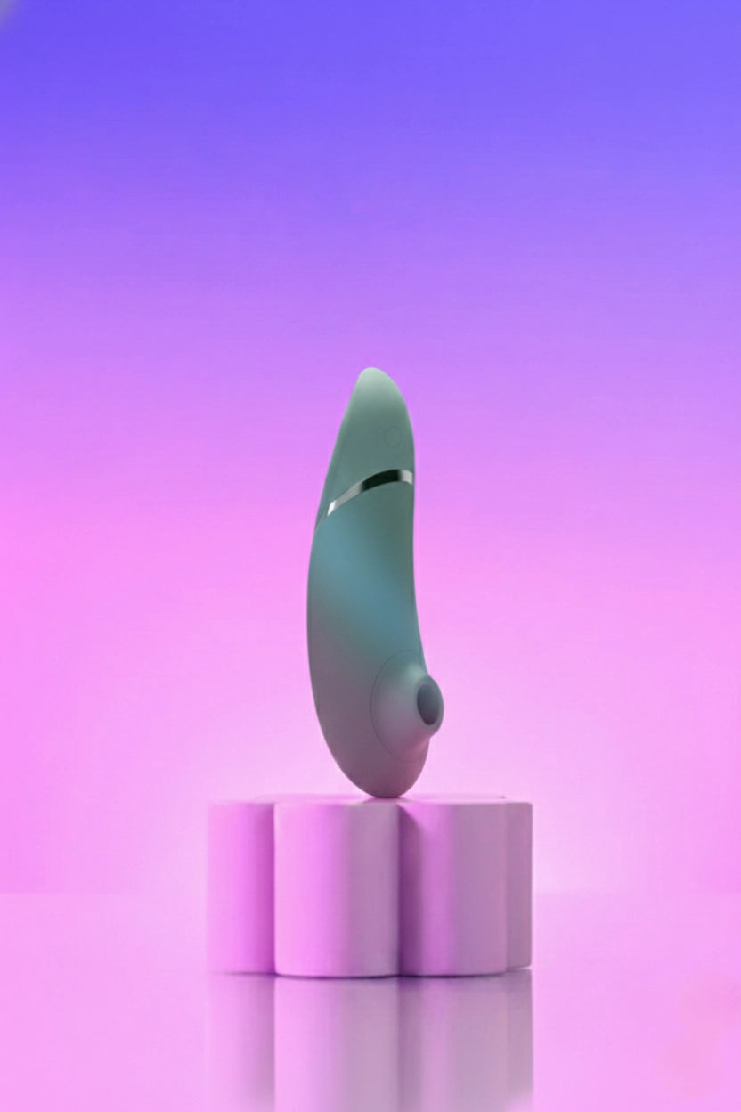 Stimulateur clitoridien premium Womanizer Next vert technologie Pleasure Air 3D sans contact 14 niveaux intensité fonction Autopilot Climax Control Smart Silence 2 têtes interchangeables silicone hypoallergénique sans phtalates ultra silencieux étanche rechargeable USB magnétique 19,3x11,2x6,8cm