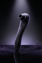 Stimulateur double fonction Wooomy Smooch succion clitoris 10 modes aspiration vibromasseur vaginal 10 niveaux vibration 2 moteurs indépendants incurvé point G silicone ultra doux ABS sans phtalates silencieux étanche rechargeable USB 18,6x4,5cm