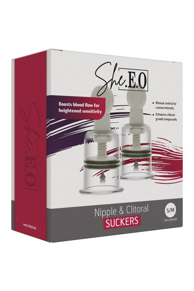 Paire de ventouses stimulatrices She.E.O pour mamelons et clitoris, aspiration réglable, cylindre transparent et mécanisme blanc, disponibles en tailles S/M et M/L