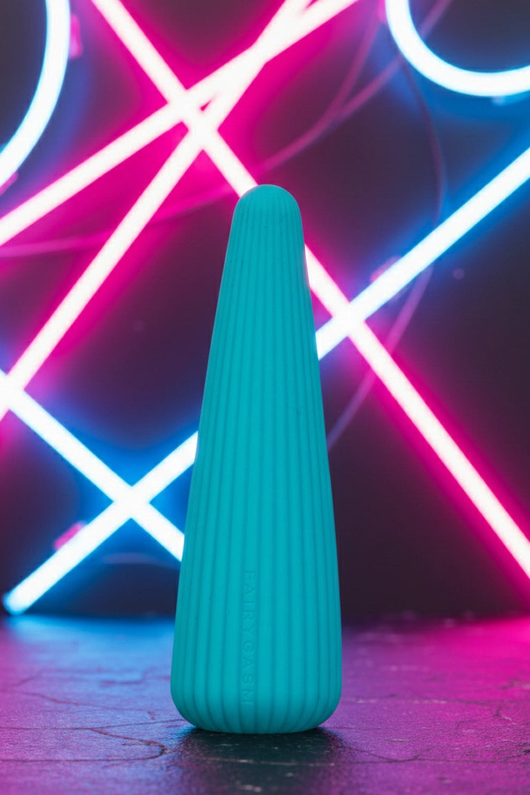 Vibromasseur IcyCone bleu silicone médical certifié FDA flexible ergonomique 10 modes vibration mode silencieux 45dB stimulation clitoridienne vaginale étanche IPX7 rechargeable USB 13,5x4x1,5cm pochette satin