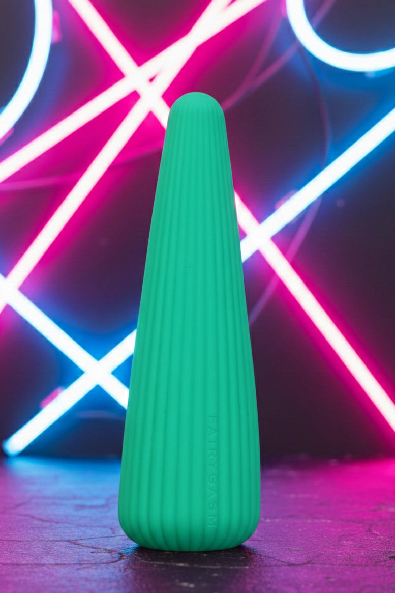Vibromasseur IcyCone vert silicone médical certifié FDA flexible ergonomique 10 modes vibration mode silencieux 45dB stimulation clitoridienne vaginale étanche IPX7 rechargeable USB 13,5x4x1,5cm pochette satin