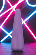 Vibromasseur IcyCone violet silicone médical certifié FDA flexible ergonomique 10 modes vibration mode silencieux 45dB stimulation clitoridienne vaginale étanche IPX7 rechargeable USB 13,5x4x1,5cm pochette satin