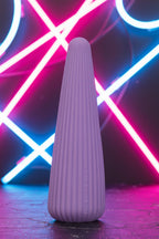 Vibromasseur IcyCone violet silicone médical certifié FDA flexible ergonomique 10 modes vibration mode silencieux 45dB stimulation clitoridienne vaginale étanche IPX7 rechargeable USB 13,5x4x1,5cm pochette satin