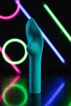 Vibromasseur LunaCharm bleu silicone médical certifié FDA flexible ergonomique 10 modes vibration mode silencieux 45dB stimulation clitoridienne vaginale étanche IPX7 rechargeable USB 15,1x4,1cm pochette satin
