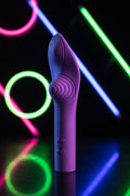 Vibromasseur LunaCharm violet silicone médical certifié FDA flexible ergonomique 10 modes vibration mode silencieux 45dB stimulation clitoridienne vaginale étanche IPX7 rechargeable USB 15,1x4,1cm pochette satin