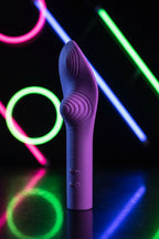Vibromasseur LunaCharm violet silicone médical certifié FDA flexible ergonomique 10 modes vibration mode silencieux 45dB stimulation clitoridienne vaginale étanche IPX7 rechargeable USB 15,1x4,1cm pochette satin